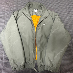 [M] 나이키 NRG 솔로 스우시 사틴 봄버 자켓 라이트 아미(US/EU) / Nike NRG Solo Swoosh Satin Bomber Jacket Light Army DN12