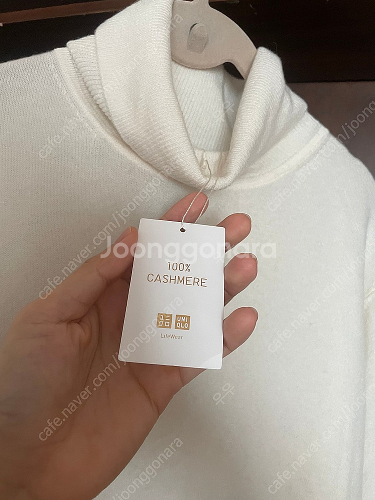 유니클로 캐시미어 터틀넥 아이보리 XL 판매합니다.--1