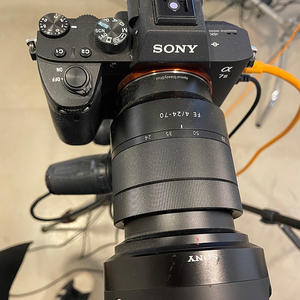 Sony A7 III 카메라+소니zeiss FE 4 / 24-70 렌즈 함께 판매