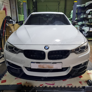 BMW 4시리즈 F32 프론트립 유광검정 카본수전사 팝니다.