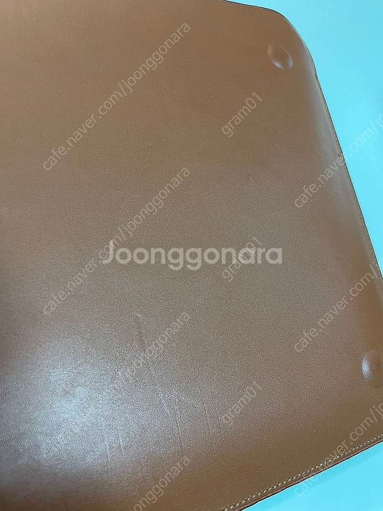 13인치 맥북 애플정품 가죽 슬리브 새들브라운--3