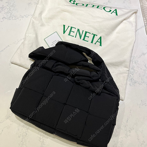 보테가베네타 패딩 카세트백 블랙 새제품 팝니다. Bottega Veneta