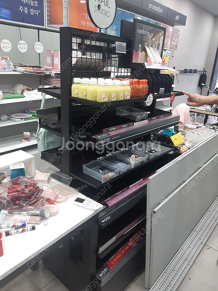 문구진열장과 최신 화장품장--1