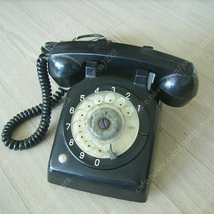 반세기 이상된 전화기 여러대