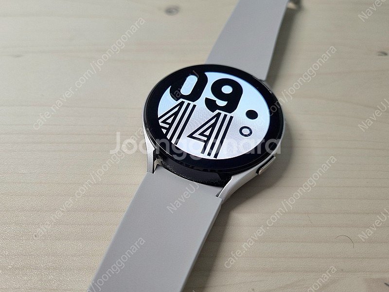 상태 좋은 갤럭시 워치4 44mm 실버 색상 판매합니다.--1