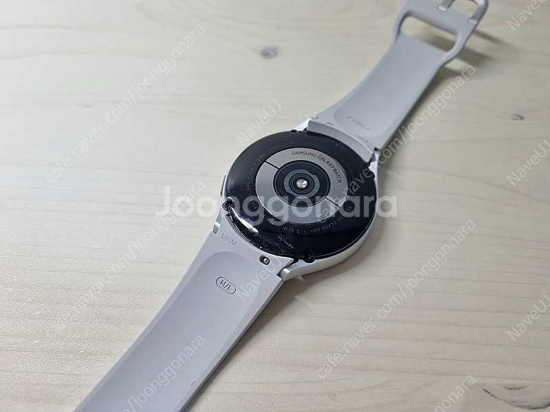 상태 좋은 갤럭시 워치4 44mm 실버 색상 판매합니다.--2