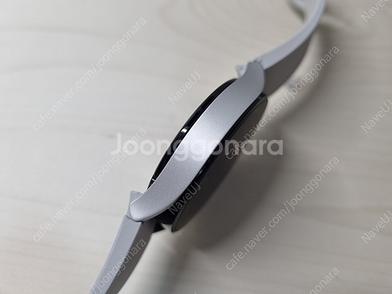 상태 좋은 갤럭시 워치4 44mm 실버 색상 판매합니다.--3