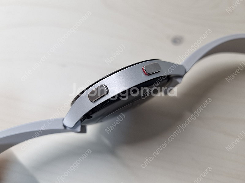 상태 좋은 갤럭시 워치4 44mm 실버 색상 판매합니다.--4