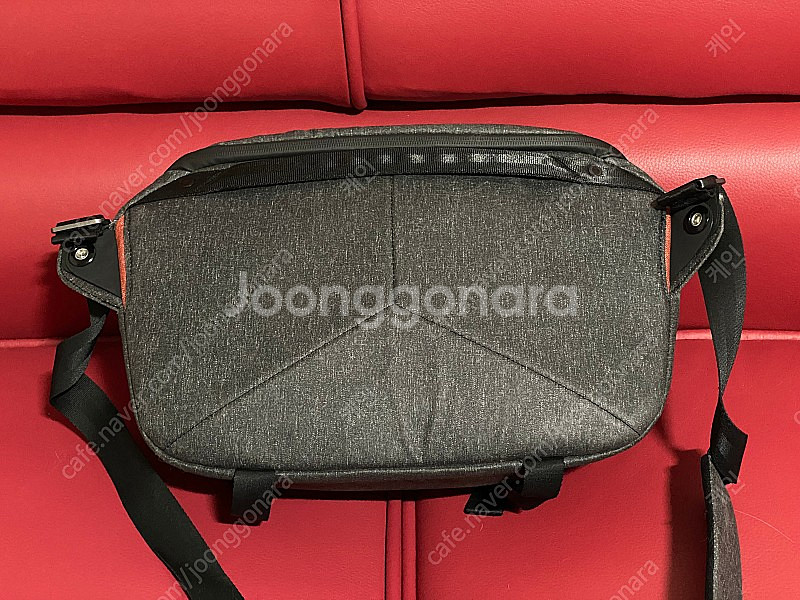 픽디자인 에브리데이 슬링백 10L 차콜--1