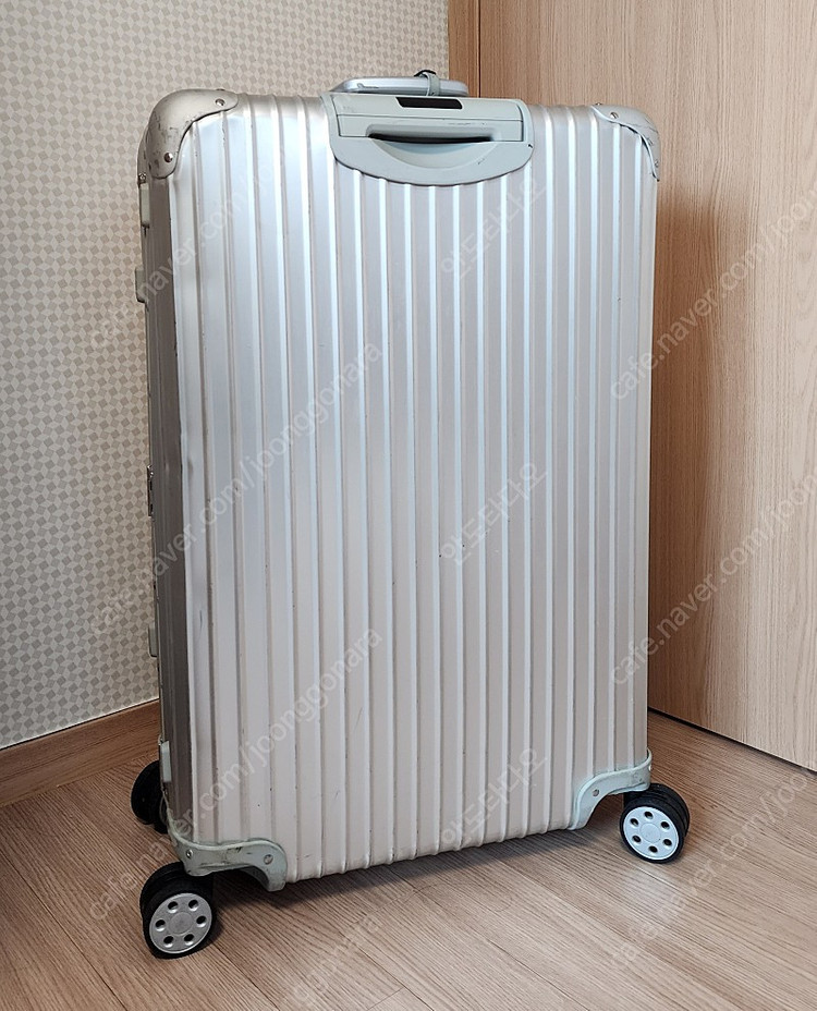 리모와 토파즈 실버 73 (30인치) 멀티휠 정품 팝니다. 이미지