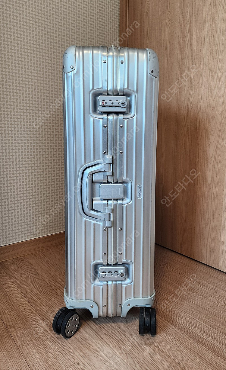 리모와 토파즈 실버 73 (30인치) 멀티휠 정품 팝니다. 이미지