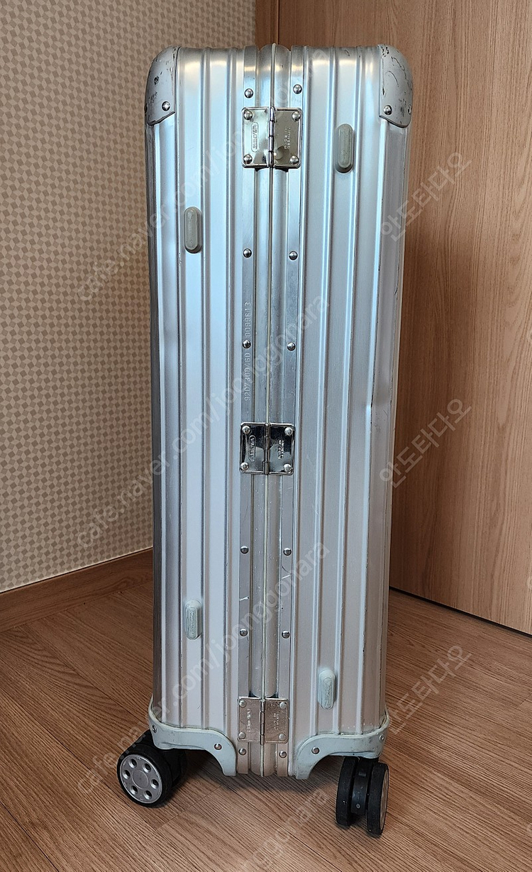 리모와 토파즈 실버 73 (30인치) 멀티휠 정품 팝니다. 이미지