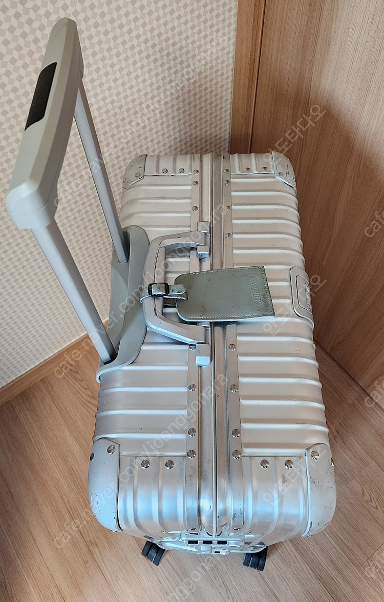 리모와 토파즈 실버 73 (30인치) 멀티휠 정품 팝니다. 이미지