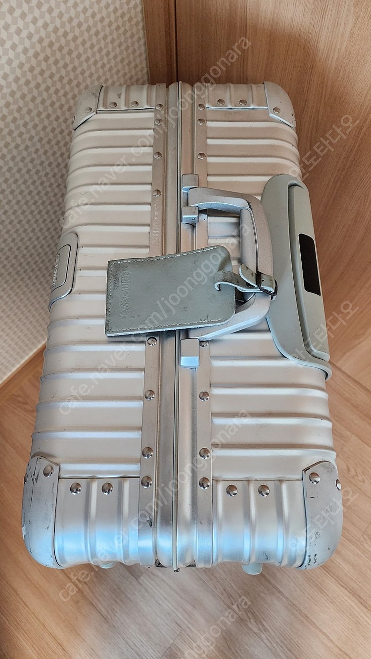 리모와 토파즈 실버 73 (30인치) 멀티휠 정품 팝니다. 이미지