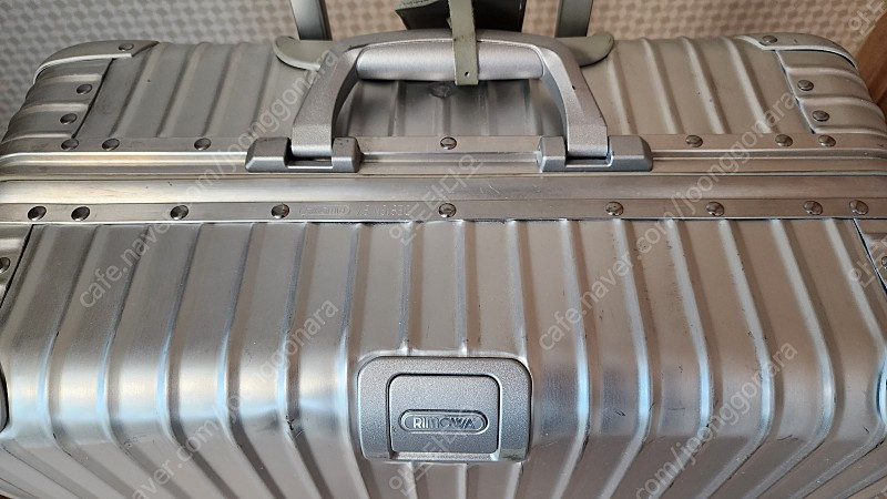 리모와 토파즈 실버 73 (30인치) 멀티휠 정품 팝니다. 이미지