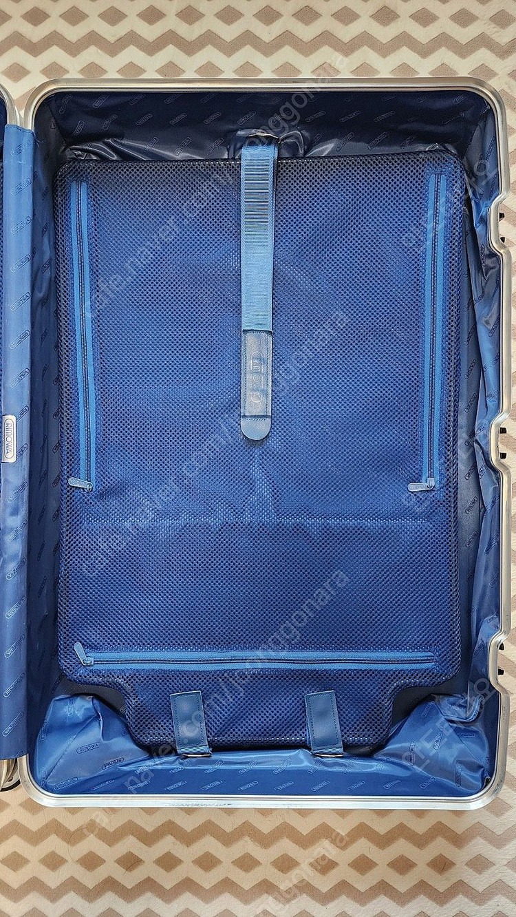 리모와 토파즈 실버 73 (30인치) 멀티휠 정품 팝니다. 이미지