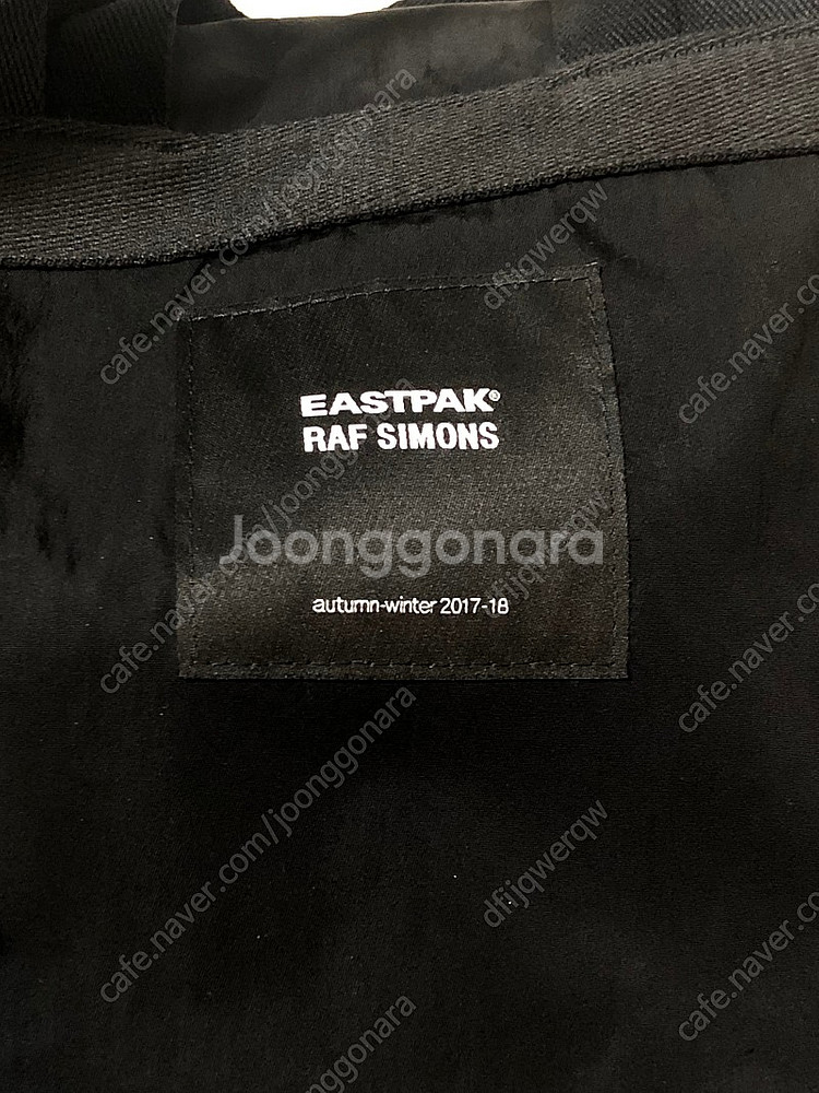 이스트팩 x 라프시몬스 17fw 탑로드 백팩 라지 L--1