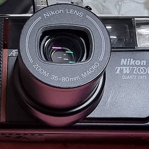 니콘 필름카메라 NIKON TWZOOM 35-80mm 기스없고 깨끗 바테리 갈았음