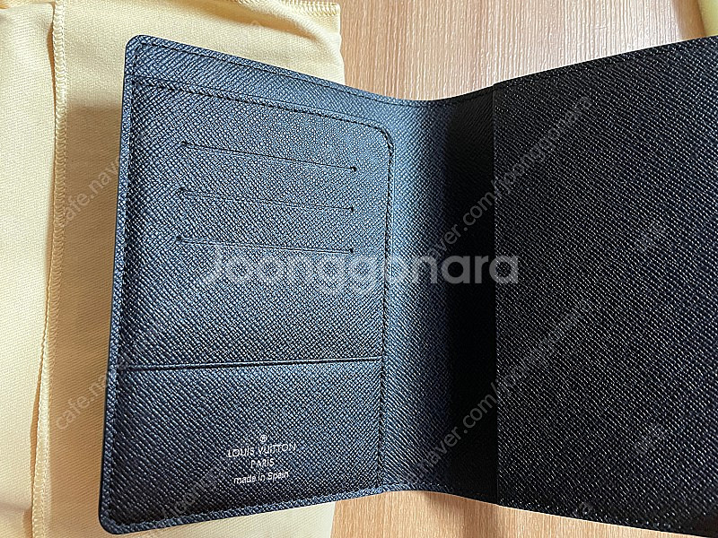 루이비통 여권지갑 판매합니다. N60031--3