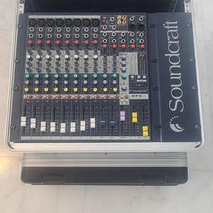 Soundcraft 사운드크래프트 믹서 EFX8 / DBX-231S / 에코챔버 KMS-3000 / GATOR GRC10X4 하드케이스 / 이 모든걸 다 결합해 놓은 야외 공연