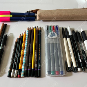 학용품 (연필 한다스, 멀티볼펜 2개, 스테들러 4색 세트, 형광팬 3개, 컴싸 1개, 볼펜 4개, 필통 1개)