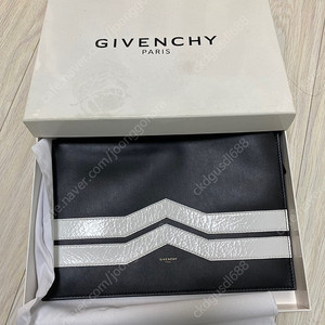 GIVENCHY 지방시 클러치백 판매합니다.