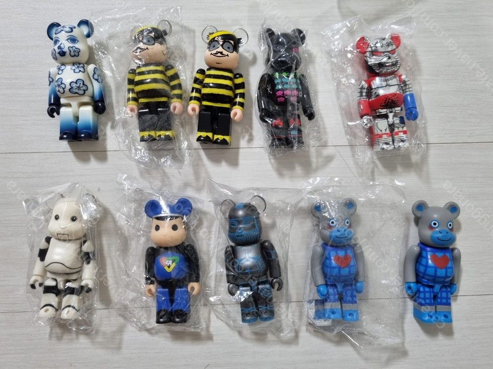 정품 베어브릭 100% 사이즈 다수 판매합니다 이미지