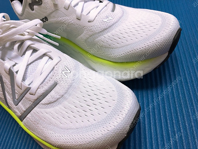 뉴발란스 프레쉬폼 모어 v4 270 사이즈--1