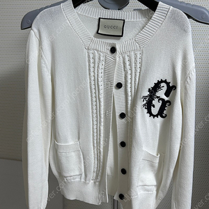 구찌 G 패치 크롭 가디건 (knit crop cardigan with G patch)