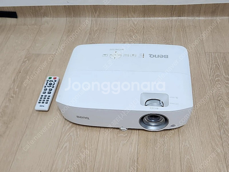 벤큐 W1050 FHD 빔프로젝터 팝니다.--0