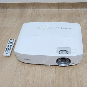 벤큐 W1050 FHD 빔프로젝터 팝니다.