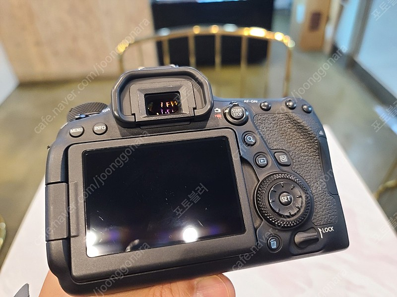 캐논 풀프레임 6Dmark2 + 세로그립 BG-E21 + 24-105 Ⅱ IS USM 팝니다.--6