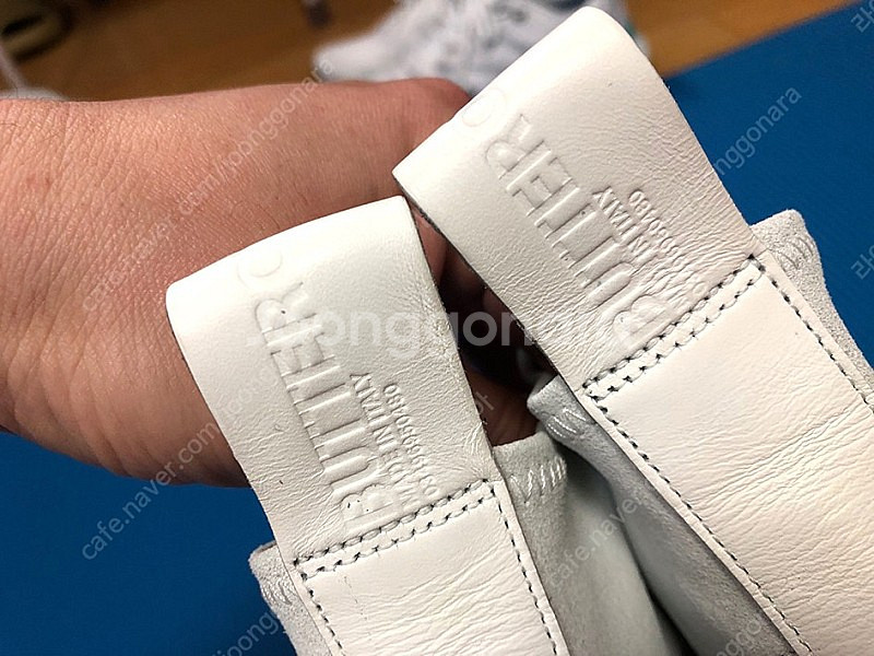 부테로 발렌시아가 스타일 스니커즈 팝니다.--2