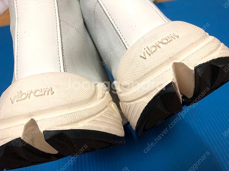 부테로 발렌시아가 스타일 스니커즈 팝니다.--3