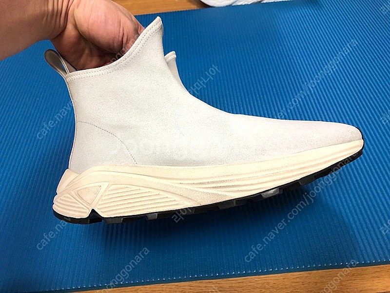 부테로 발렌시아가 스타일 스니커즈 팝니다.--4