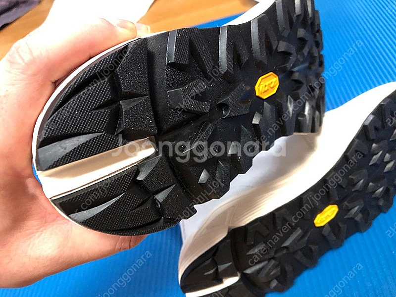 부테로 발렌시아가 스타일 스니커즈 팝니다.--5