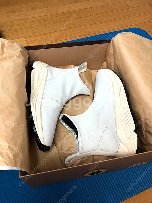 부테로 발렌시아가 스타일 스니커즈 팝니다.--8