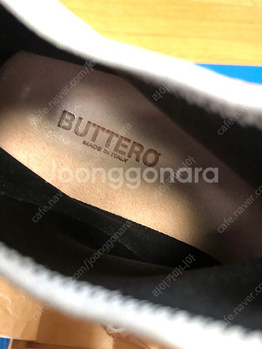 부테로 발렌시아가 스타일 스니커즈 팝니다.--9