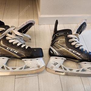 어린이 CCM 아이스하키 스케이트(US사이즈 2.5, 길이 21.4cm) 3만원에 판매합니다.