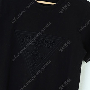 (M) 게스 반팔 티셔츠 엠보 블랙 테크웨어