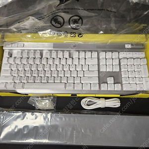커세어 k70 rgb pro opx 광적축 화이트 + 지스킬 크리스탈 키캡