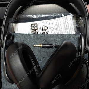 AKG K371