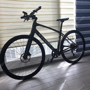 트랙 FX4 스포츠 자전거 (2022년 카본)