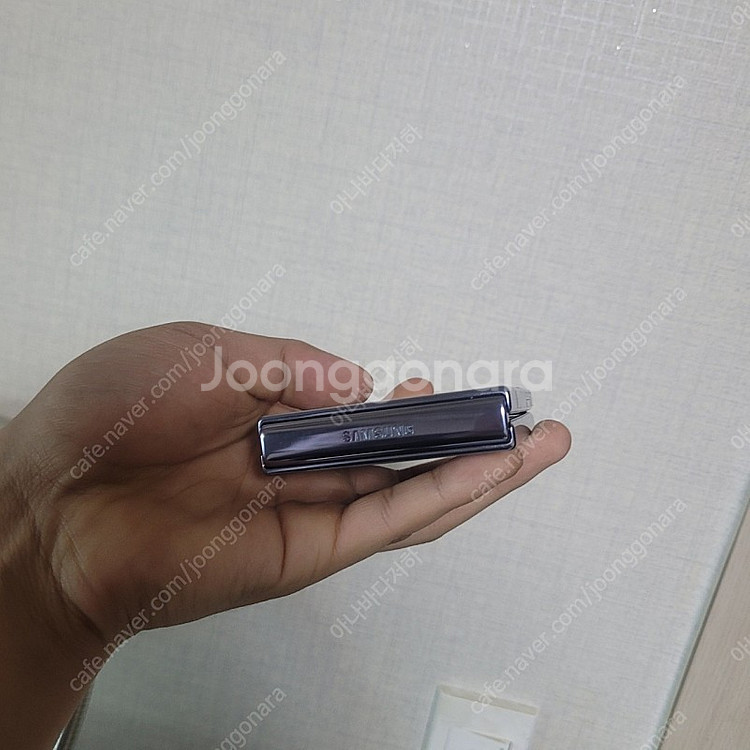 갤럭시 z플립4 256기가 S급 판매합니다.--3