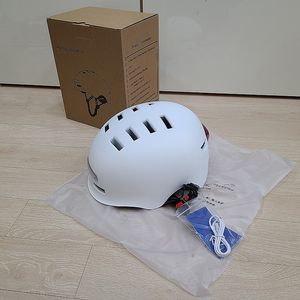 바이크 LED 기능성 싸이클 정품 헬멧 팝니다 ! 전조등 후미등 라이트 내장형 USB 충전 헬멧