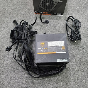 쿠거 VTE X2 750W 팝니다.