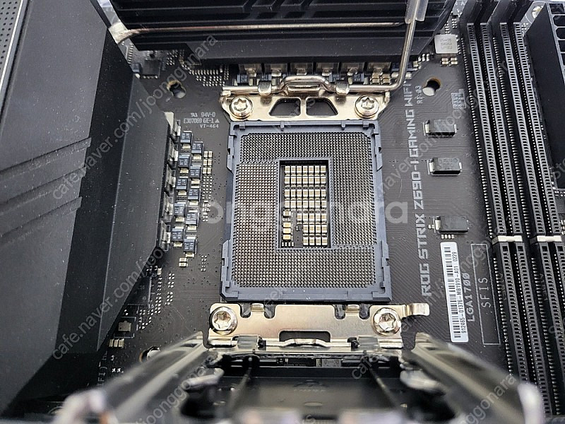 ASUS STRIX Z690-I ITX 보드 팝니다--1