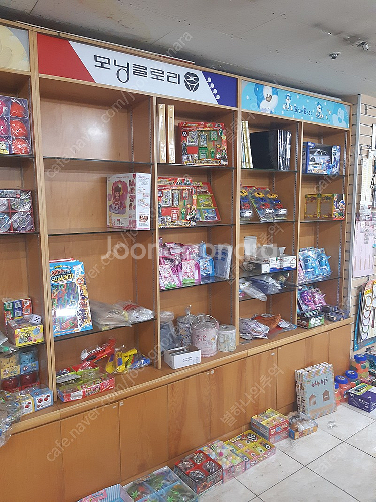 문구진열장과 최신 화장품장--6