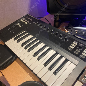 KOMPLETE KONTROL S25 마스터키보드 판매합니다.