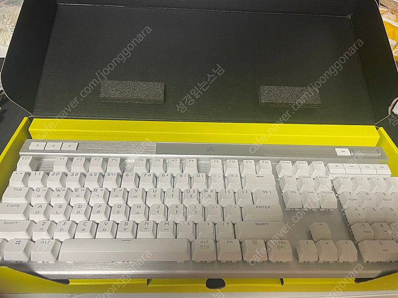 커세어 K70 RGB pro 광적축 화이트 제품 팝니다.--0